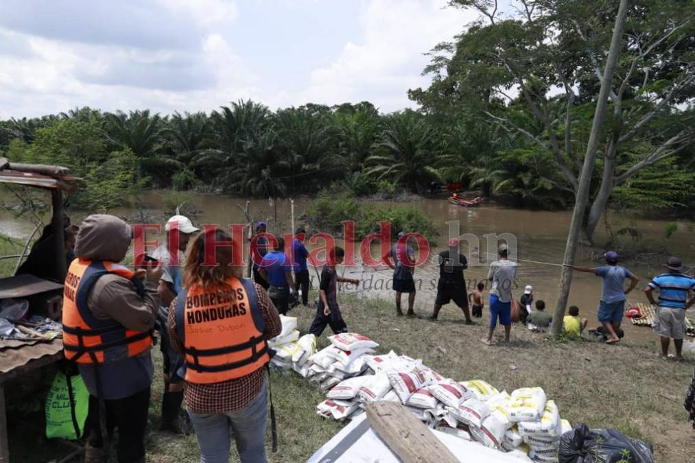 En canoa, tractores y helicópteros llevan ayuda a damnificados de excampos bananeros