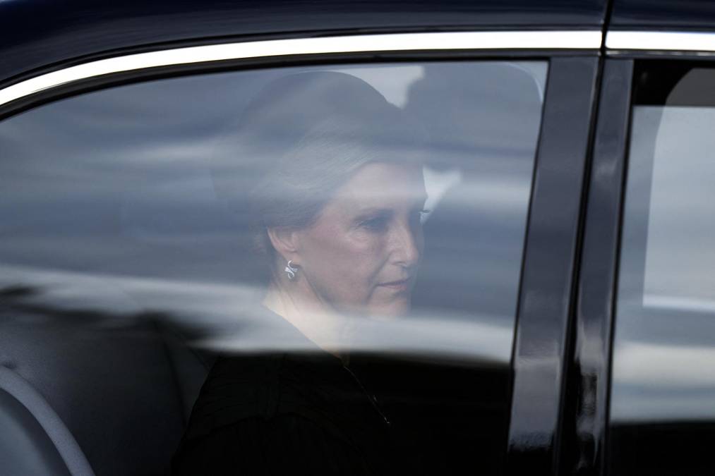 Los rostros de la familia real en el inicio del funeral de la reina Isabel en Londres