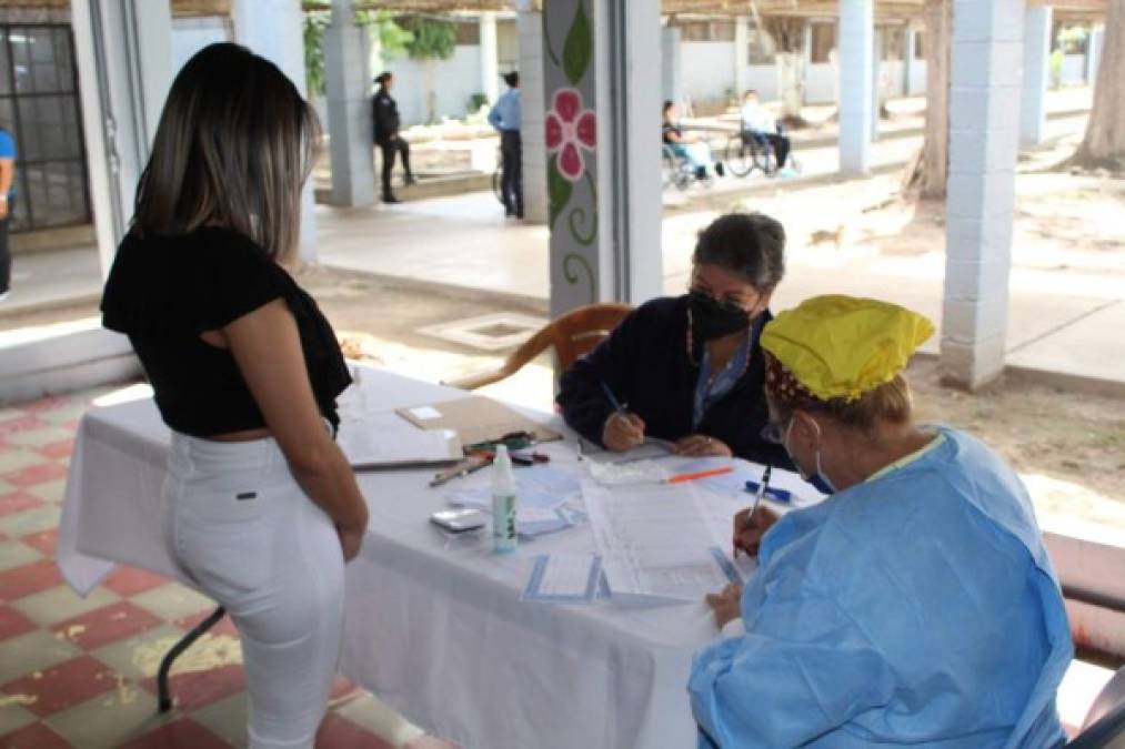 Vacunan contra la covid-19 a privados de libertad de al menos ocho cárceles (FOTOS)  