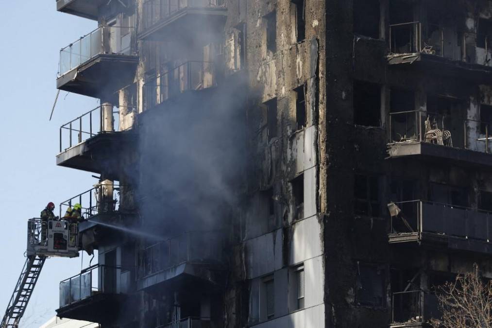 El infierno desatado en edificio de apartamentos en Valencia, España