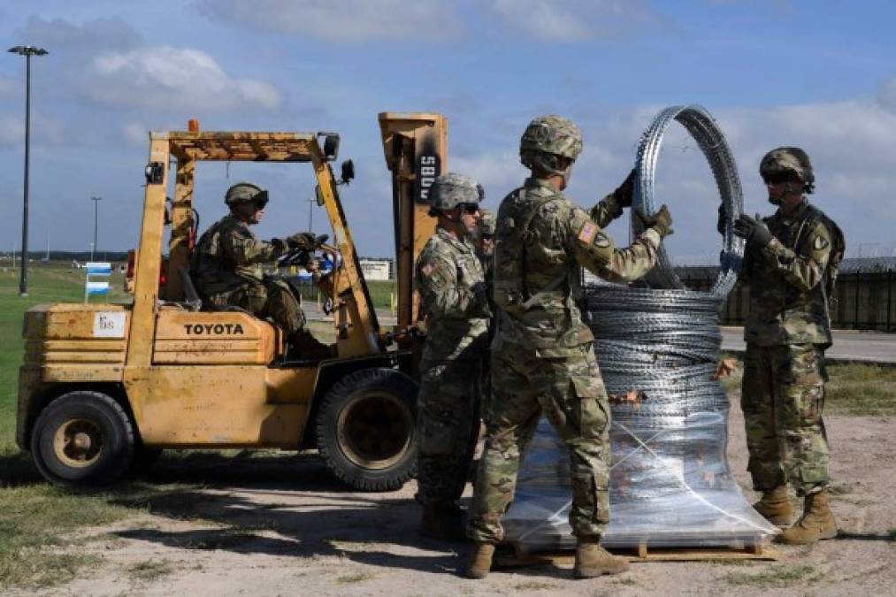 FOTOS: Momento en el que soldados aseguran frontera de Texas para evitar a la caravana migrante a Estados Unidos