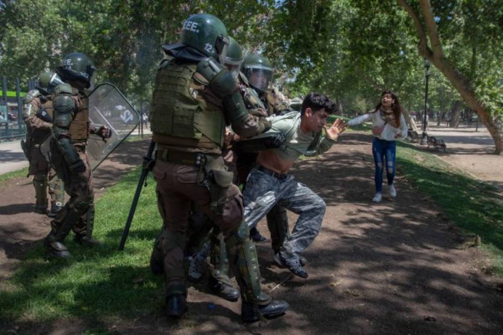 Toque de queda, caos y muertes durante violentas protestas en Chile