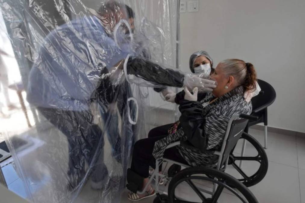 FOTOS: El ingenioso invento para que abuelitos reciban amor en la pandemia