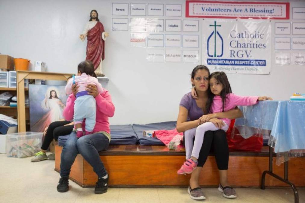 Arrancar a los niños de brazos de sus padres; la severa medida para desalentar a los migrantes