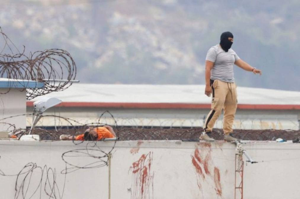 'Son seres humanos': primeras imágenes de masacre en cárcel de Guayaquil que dejó más de 68 presos muertos