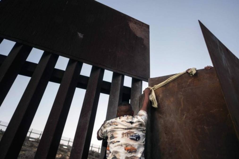 De día o de noche, los migrantes se las ingenian para cruzar el muro fronterizo en EEUU