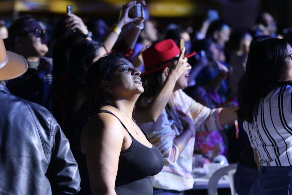 El Buki enamora a Honduras con romántico concierto en Tegucigalpa