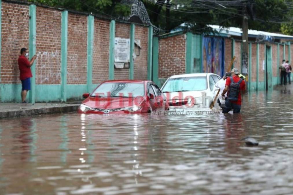 Carros anegados y personas atrapadas en la Kennedy tras fuerte tormenta en la capital