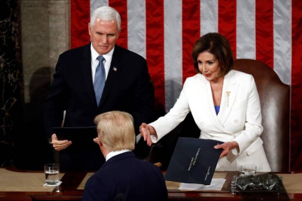 En imágenes: Momento en el que Donald Trump niega estrechar la mano a Nancy Pelosi