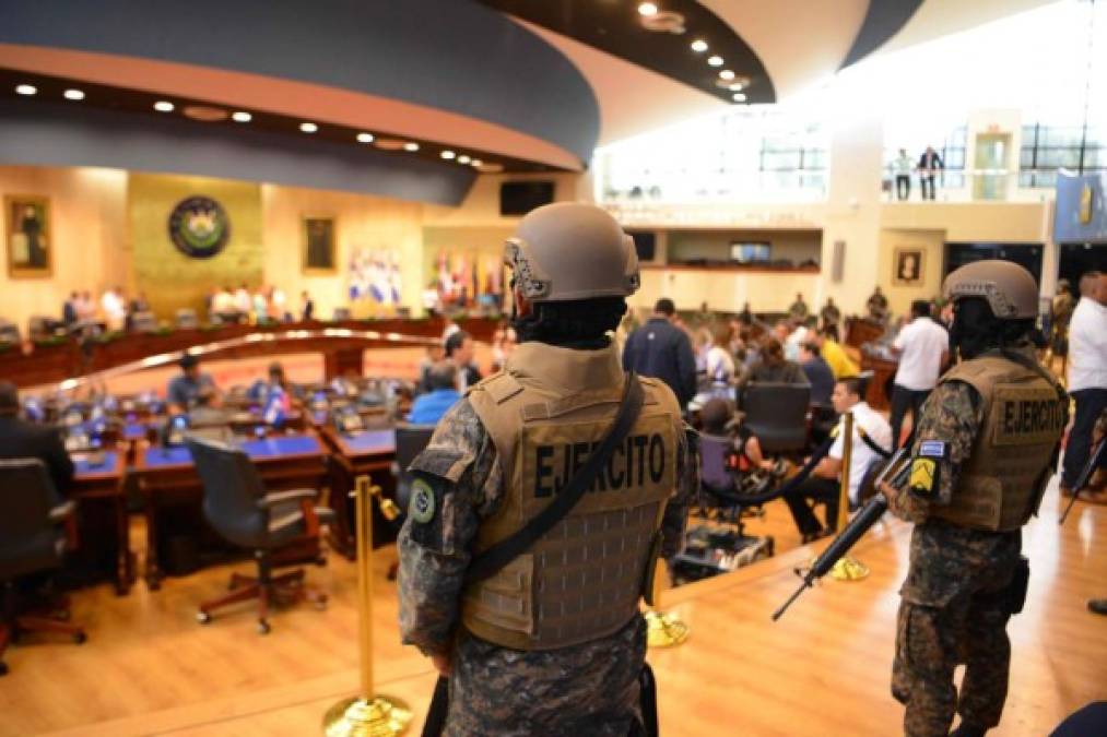 FOTOS: Con el Congreso militarizado, Bukele llama a la 'insurrección' por un préstamo