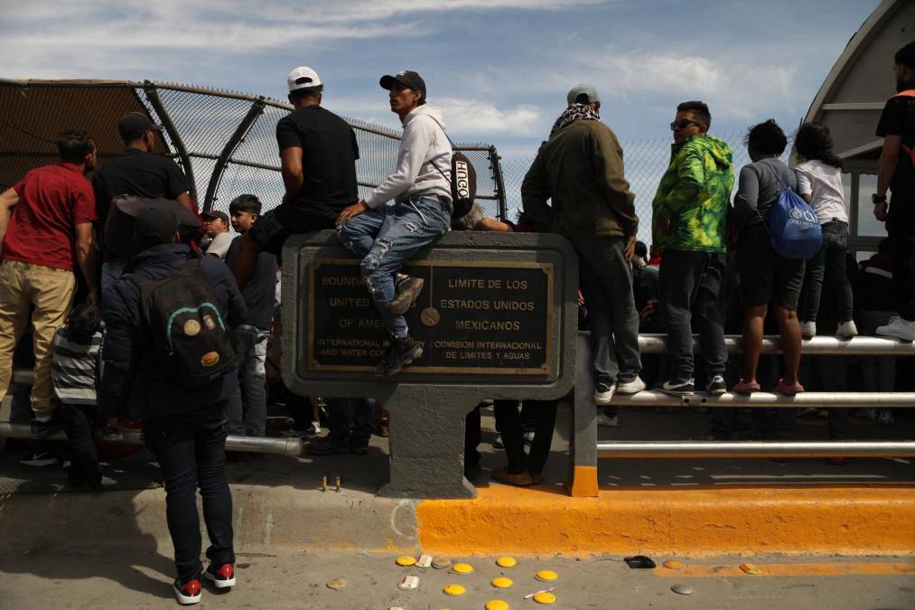 Desesperados por asilo, migrantes se enfrentan en la frontera sur de Estados Unidos