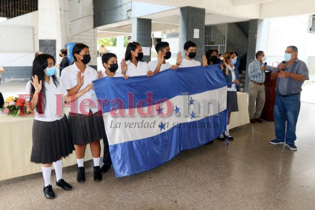 Colegiales vuelven a lucir su uniforme en el retorno a clases en la capital (Fotos)