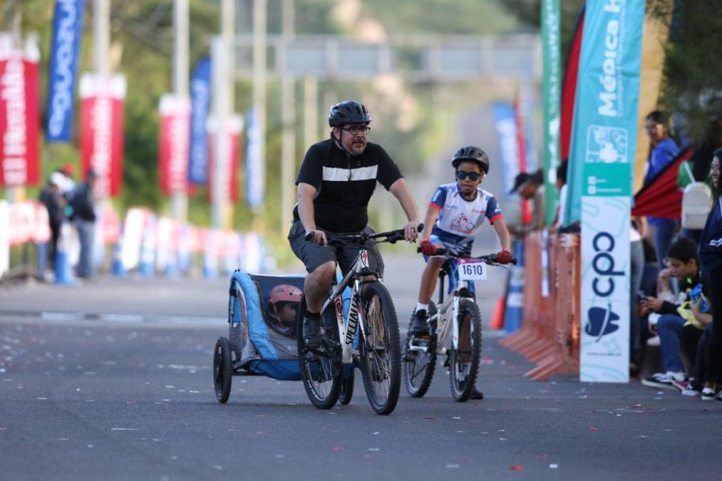 Familias y pequeños se hacen presente a la Vuelta Ciclística 2023