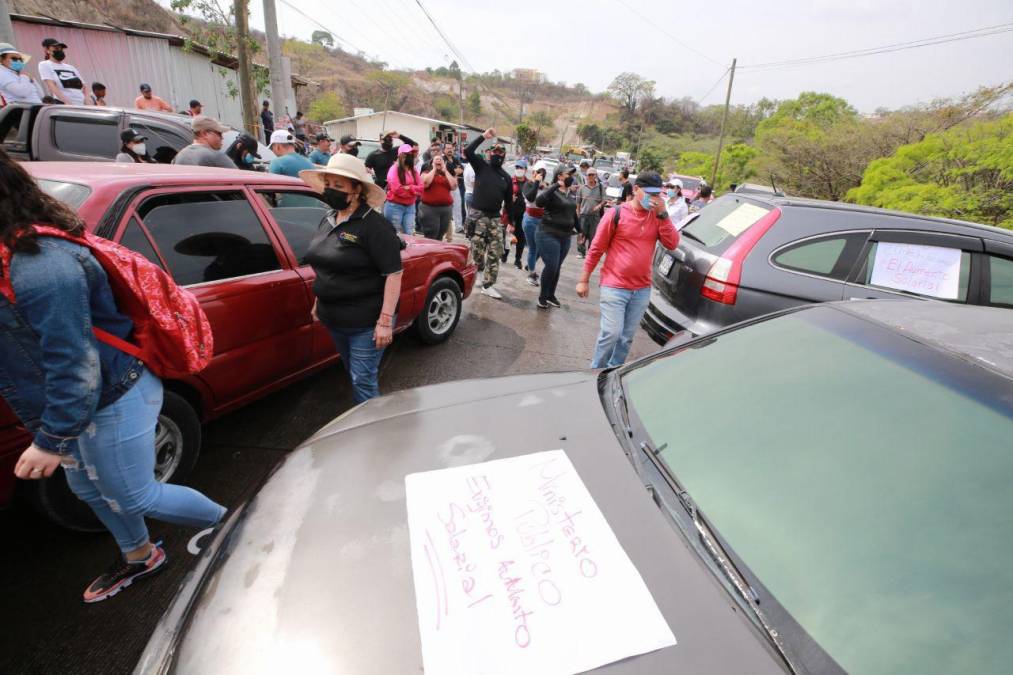 Con mascotas al hombro y largas caminatas: fotos del caos en la salida al sur por protesta del Ministerio Público