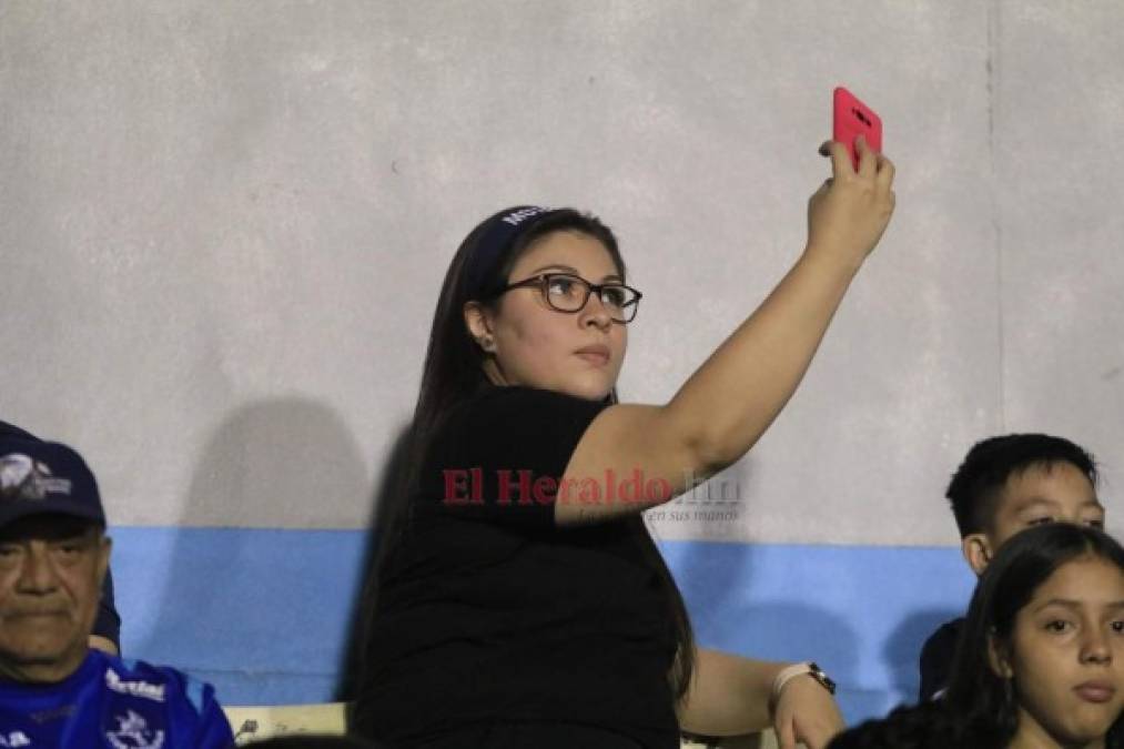 Las bellezas que adornan la final de Motagua ante Saprissa en el Nacional