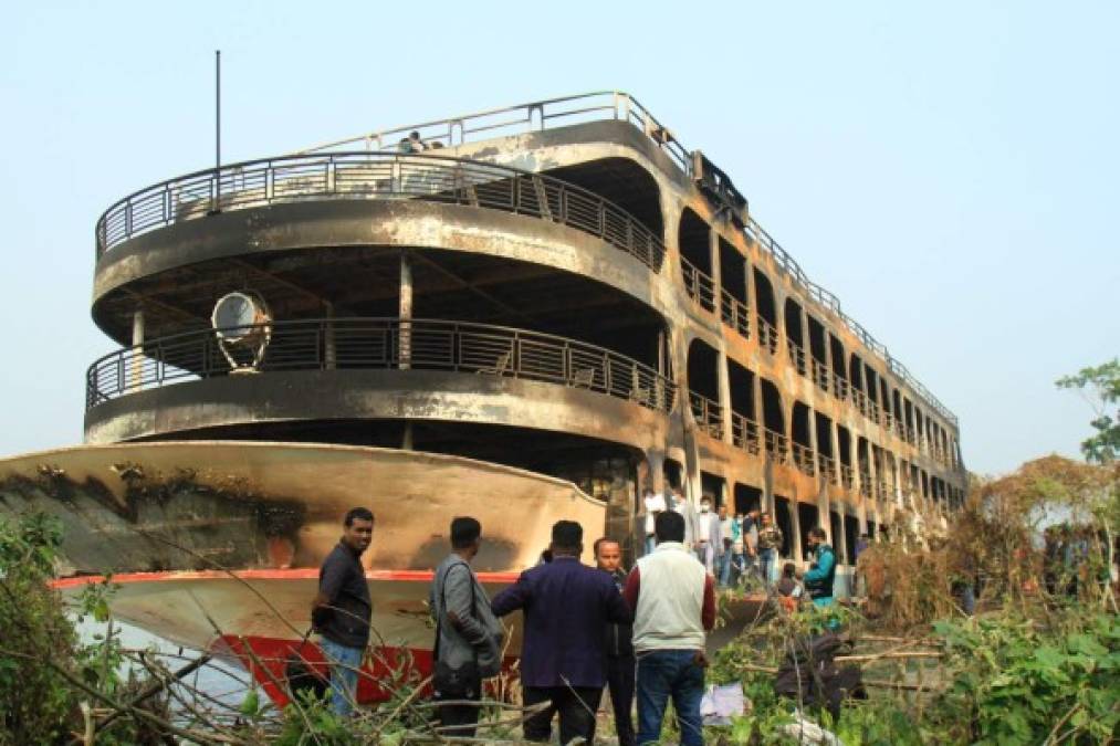 Las dolorosas imágenes tras el incendio que deja al menos 37 muertos en un ferry en Bangladés
