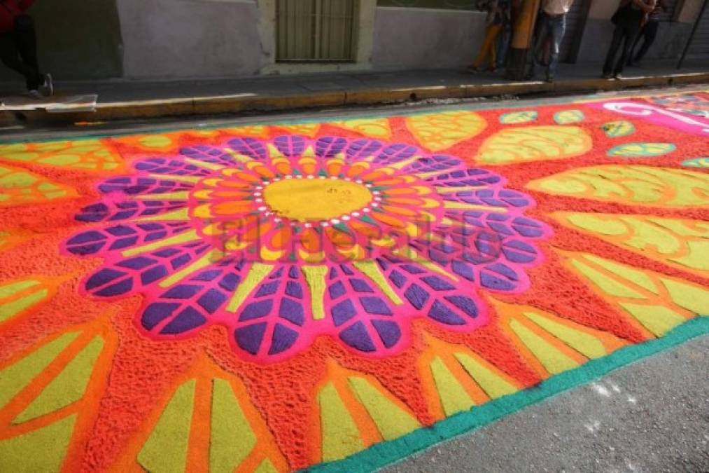 Color y tradición, las alfombras de aserrín que engalanan la Semana Santa (FOTOS)