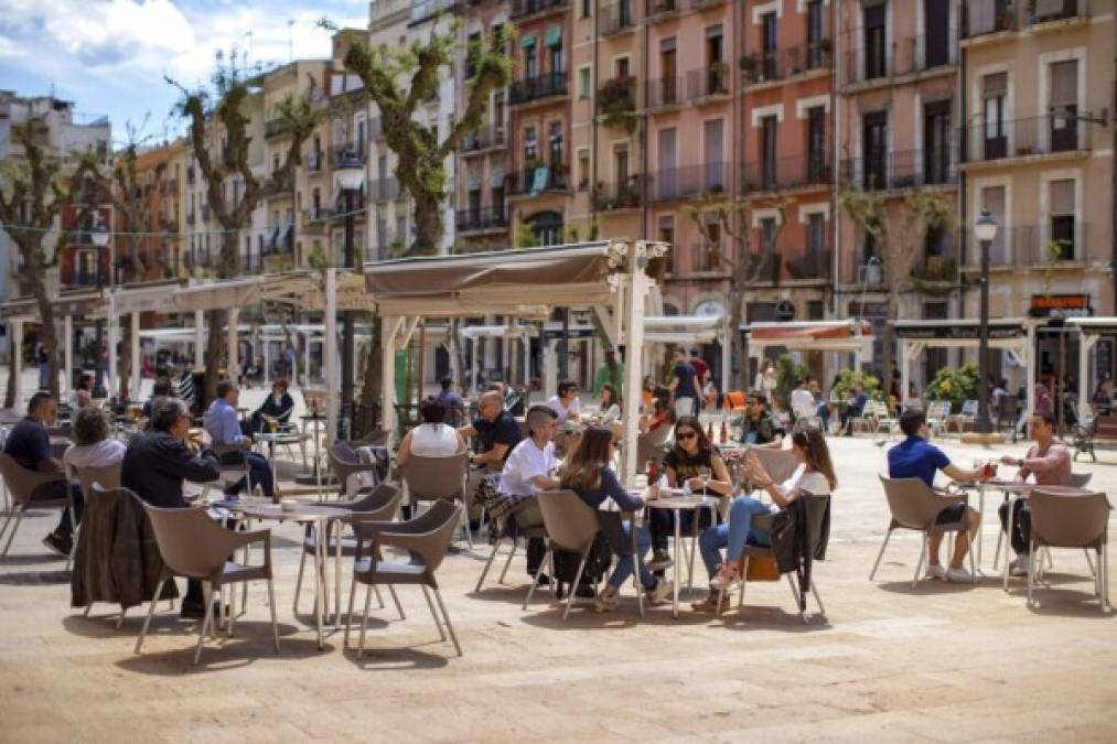 Sol, cerveza y terrazas: España celebra la cautelosa vuelta a la vida