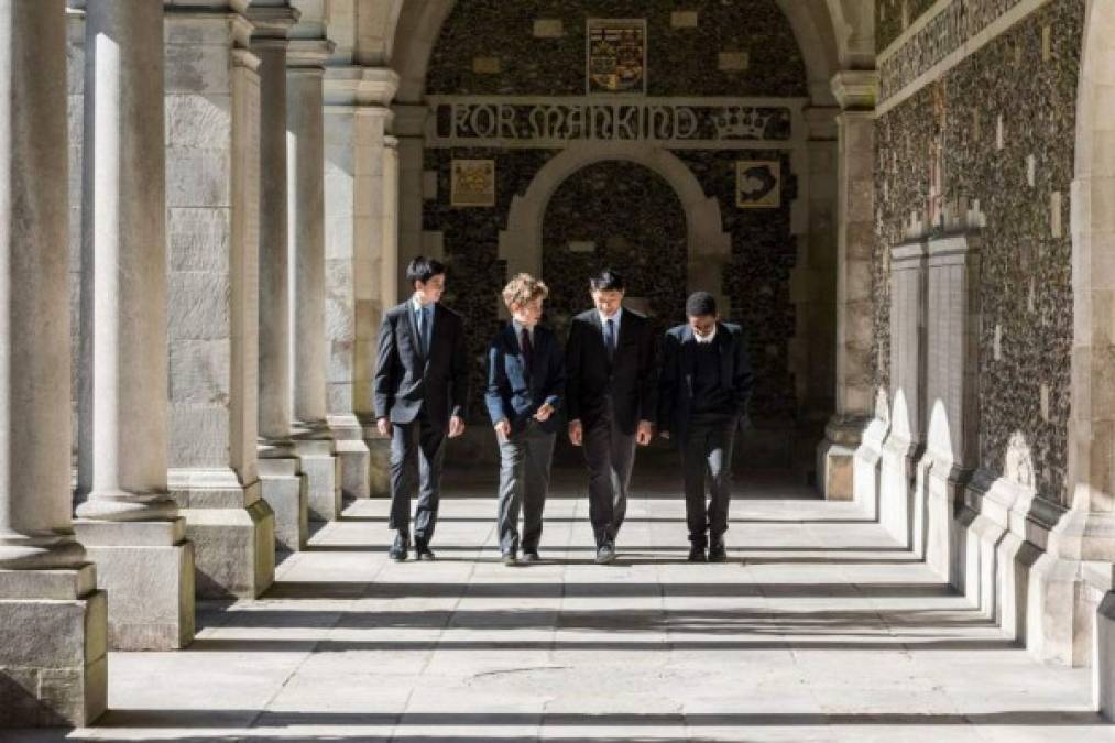 Prestigiosos y exigentes: Así son los colegios de los niños de la realeza