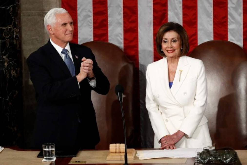 En imágenes: Momento en el que Donald Trump niega estrechar la mano a Nancy Pelosi