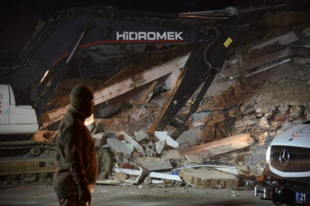 Muerte, destrozos y pánico deja potente sismo en Turquía ; las tristes imágenes