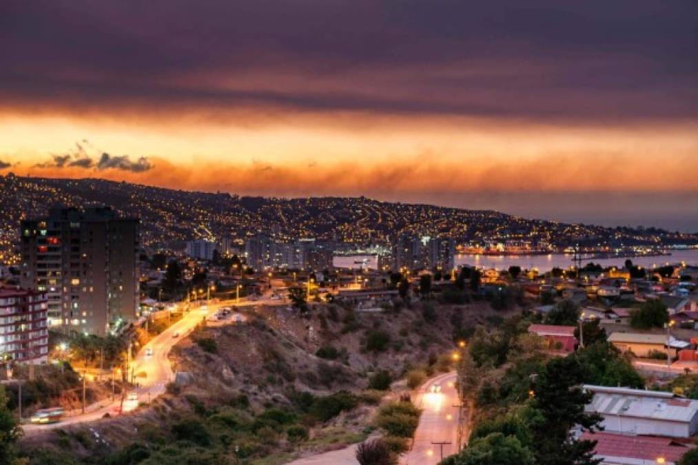 En imágenes el pavoroso incendio que amenaza arrasar Valparaíso
