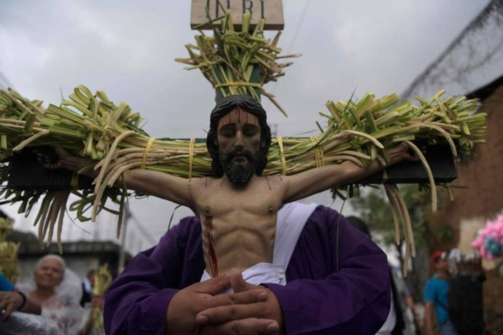 Trajes inusuales, máscaras y azotes reales: Los vía crucis más peculiares del mundo
