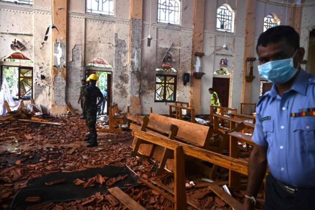 Iglesias y hoteles destruidos, zapatos ensangrentados y cientos de muertos, así luce Sri Lanka tras los atentados