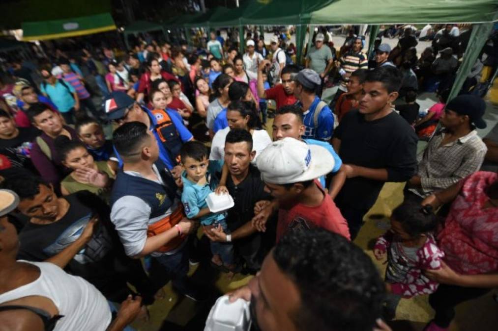 FOTOS: Con brazaletes en sus manos identifican a mujeres, hombres y niños de la caravana migrante en México