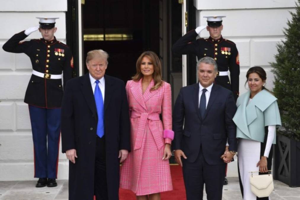 FOTOS: Melania Trump reaparece con un colorido abrigo tras varios días fuera de la vista pública