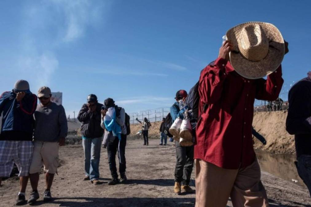 Fotos del momento en el que migrantes de la caravana saltaron valla fronteriza de Estados Unidos, pero fueron detenidos con gases lacrimógenos