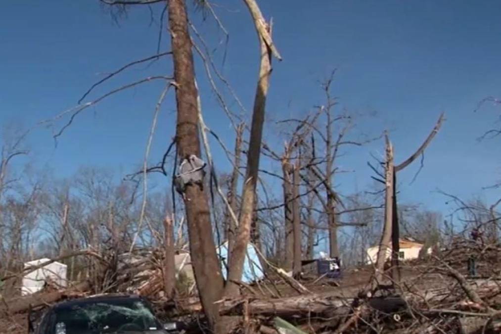 “Tuvo que ser Dios”: tornado se llevó a un bebé y apareció vivo en un árbol