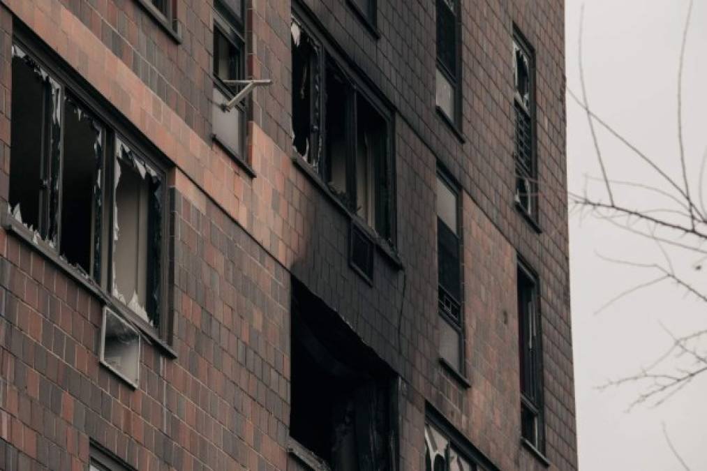 Luto y cenizas: las imágenes tras el incendio más mortífero en 30 años en Nueva York