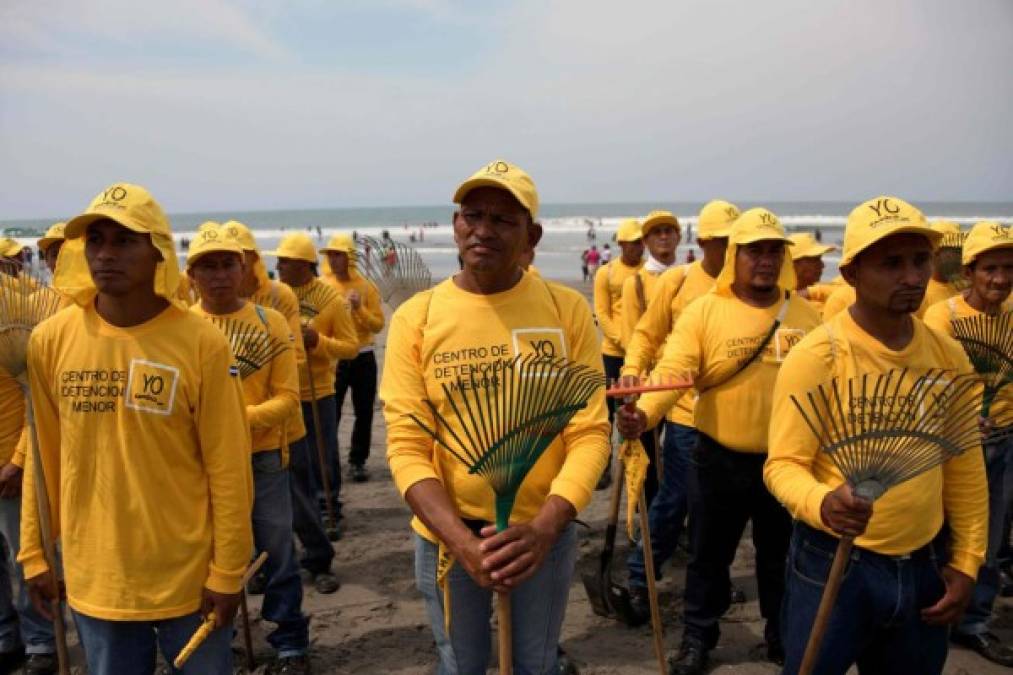 FOTOS: Así limpian las playas, presos salvadoreños antes de la Semana Santa