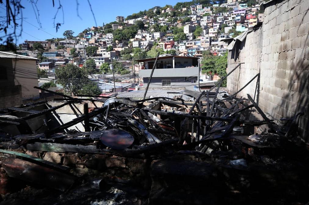 Cinco familias quedaron en la calle tras voraz incendio en el barrio San Pablo de la capital