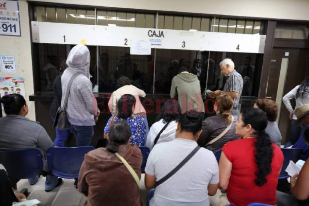 FOTOS: Asambleas informativas en el sector salud de Honduras castigan con larga espera a pacientes