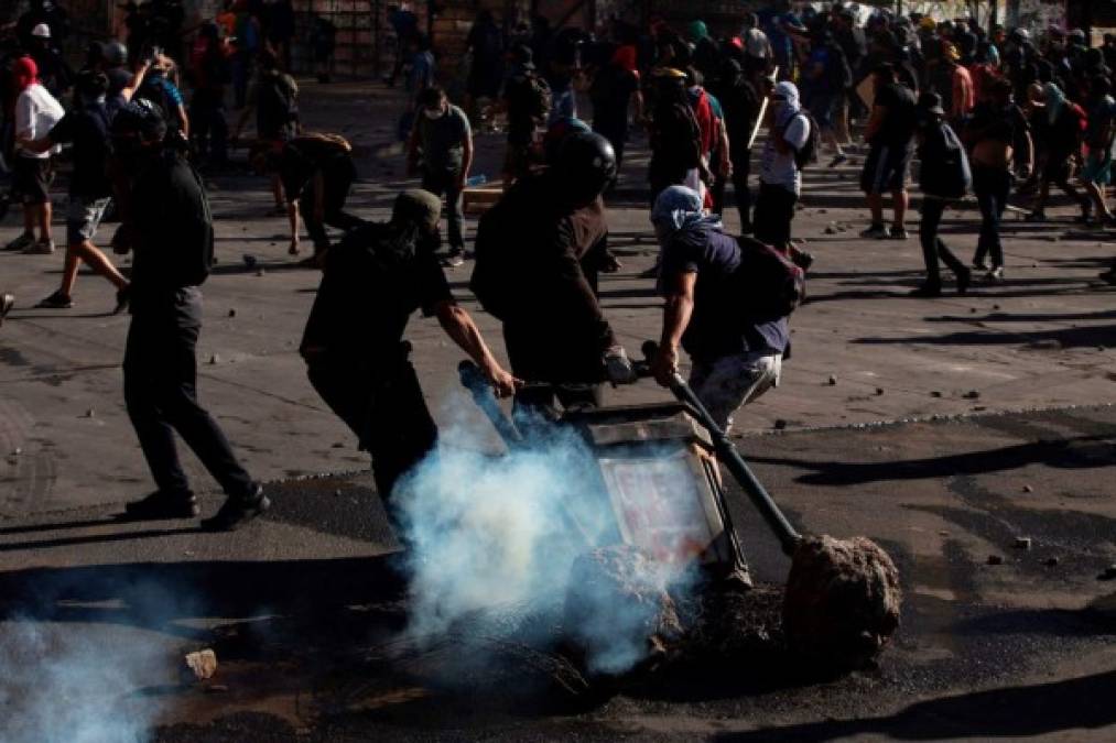 FOTOS: Ya son 29 los muertos durante disturbios y tensas protestas en Chile