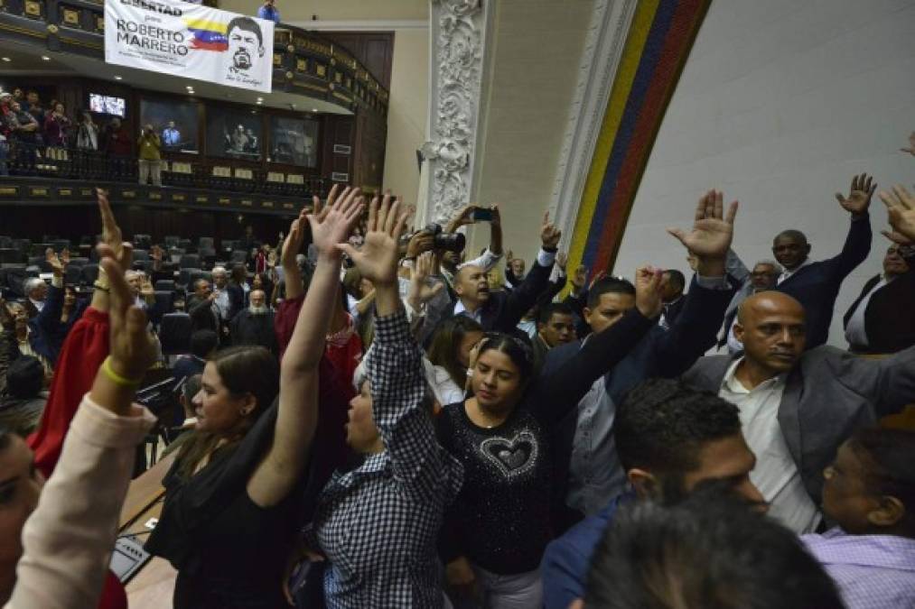 Venezuela: Guaidó se rehúsa a expulsión del Parlamento y así fue como hasta saltó las vallas del edificio