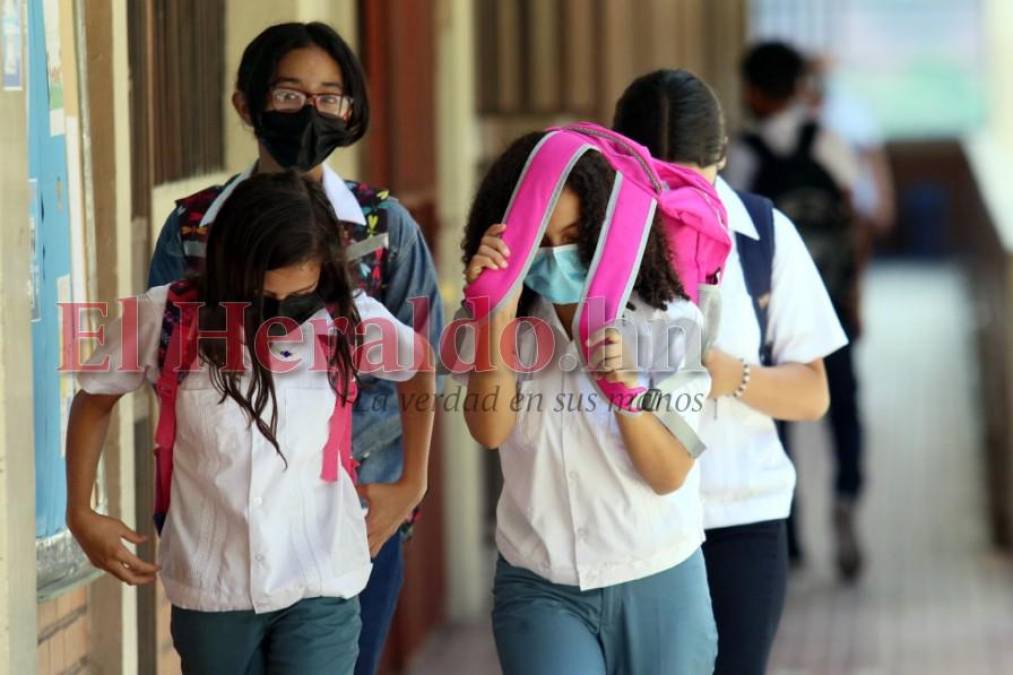 Colegiales vuelven a lucir su uniforme en el retorno a clases en la capital (Fotos)
