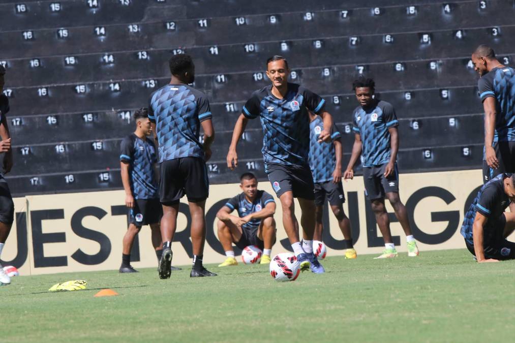 Vestidos de azul y negro, los Leones realizaron su último entreno antes de la final de la Concacaf League