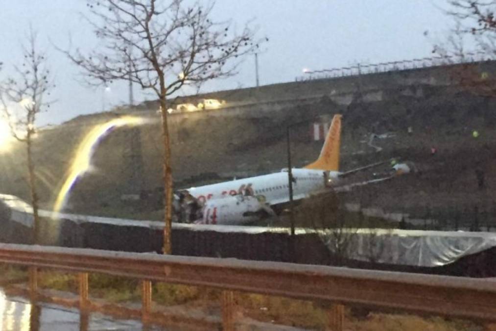 Las fotos del avión que se partió en tres en Turquía; hay 157 heridos