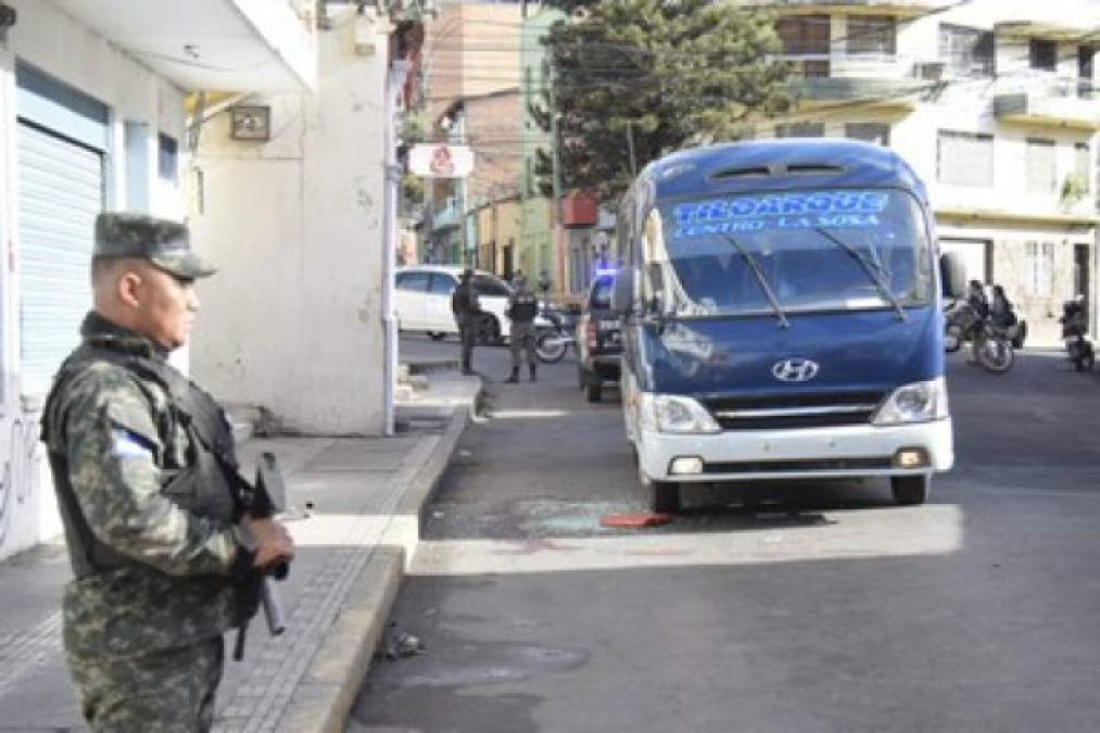 Rastros de sangre y destrozos: Así quedó el bus tiroteado en barrio Guanacaste