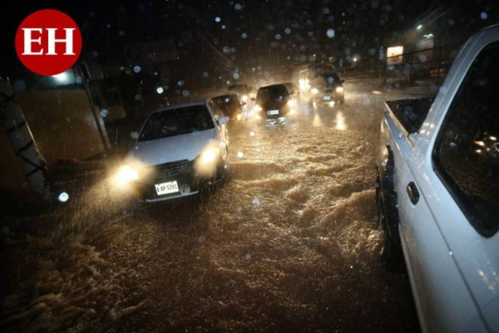 FOTOS: Vehículos arrastrados por la corriente, hoyos y calles inundadas, los estragos de las lluvias en Honduras