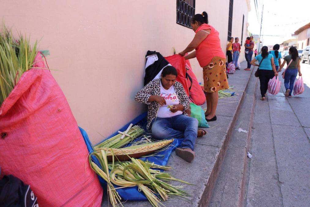 Familias enteras reviven en Comayagua tradicional venta de palmas previo a Domingo de Ramos