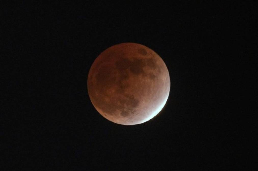 ¡Espectacular! Así se vio el eclipse lunar más largo del siglo en el mundo