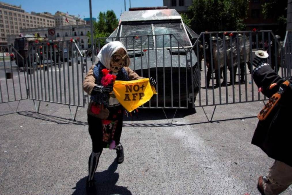 FOTOS: Chile cumple 40 días de convulsión sin lograr sacar a su gobernante