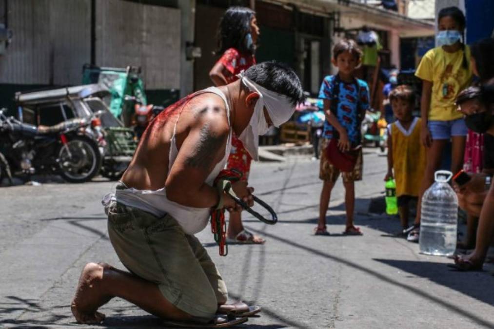 Limitado por el coronavirus, el mundo conmemora el Vía Crucis (FOTOS)