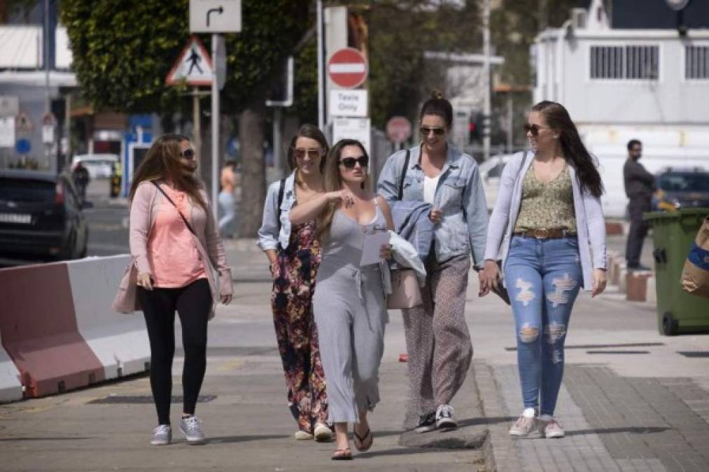 FOTOS: En Gibraltar se despiden de las mascarillas y disfrutan vacunación masiva