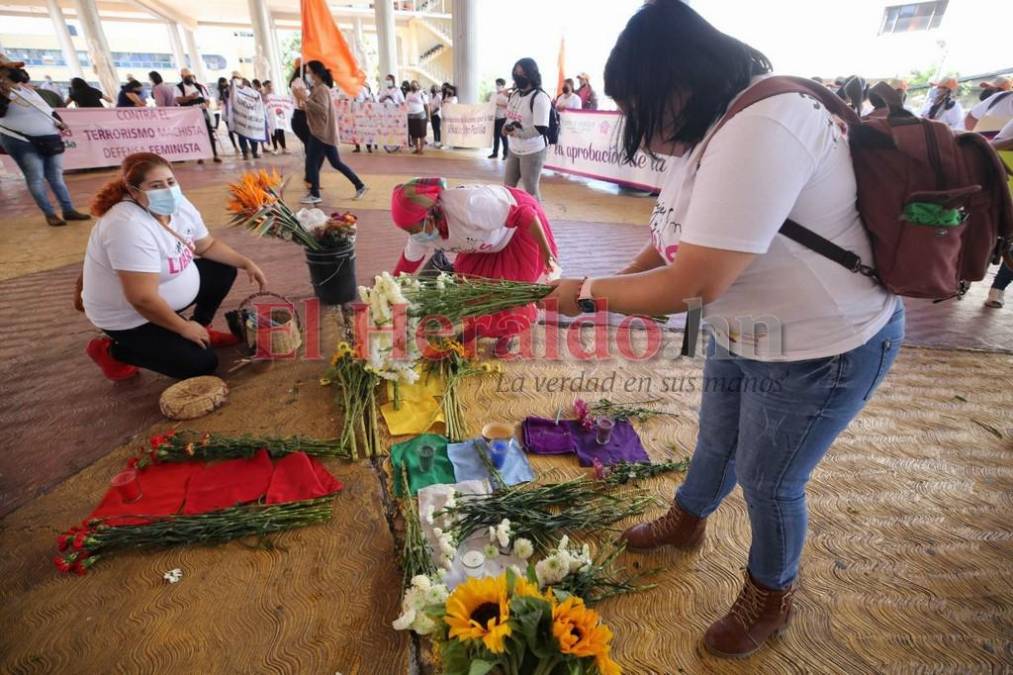 En protesta contra femicidios y violencia, hondureñas celebran Día Internacional de la Mujer