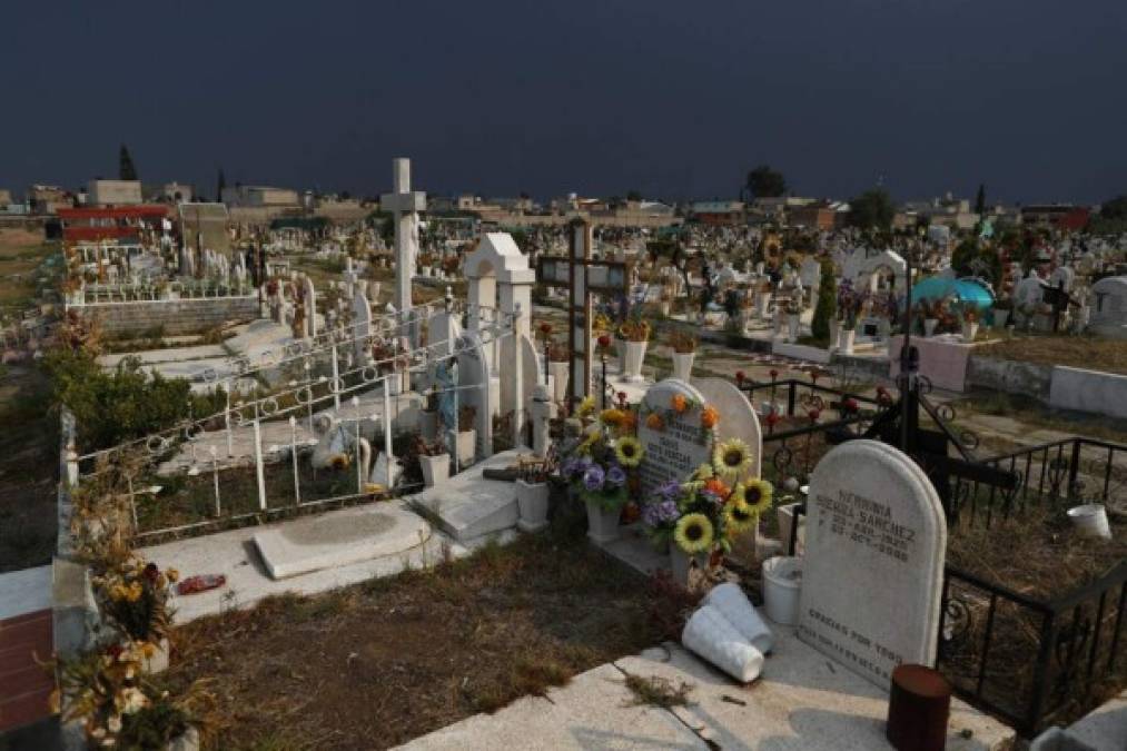 FOTOS: Tristeza y desolación en cementerios del mundo que reciben a víctimas de la pandemia